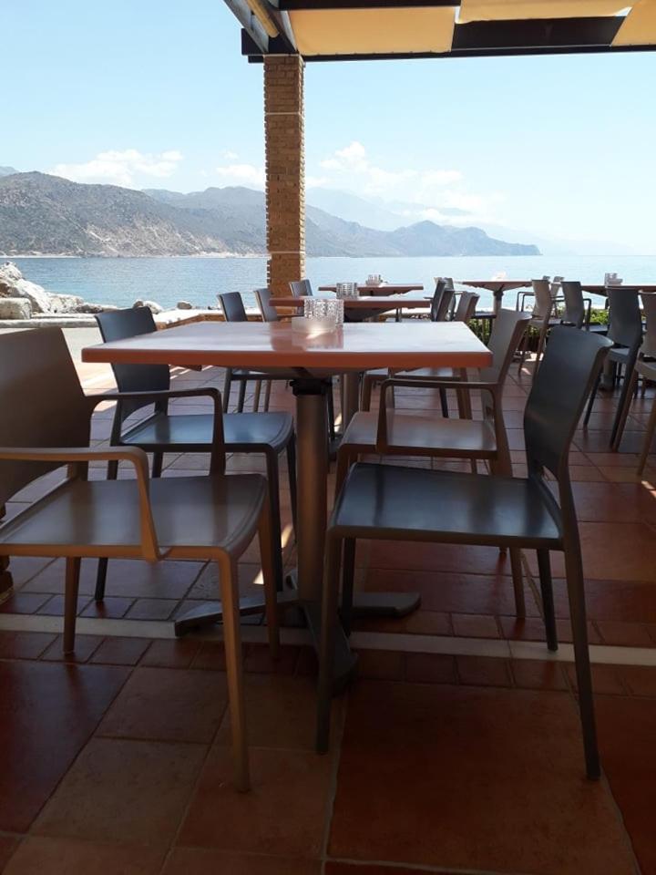 On The Rocks Hotel